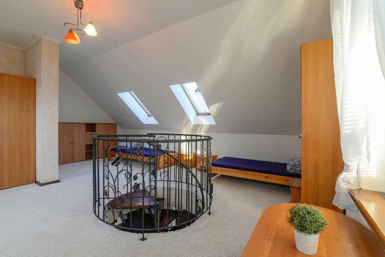 Pionow Rodzinne Apartamenty Urocza 10 Криниця-Морська Екстер'єр фото