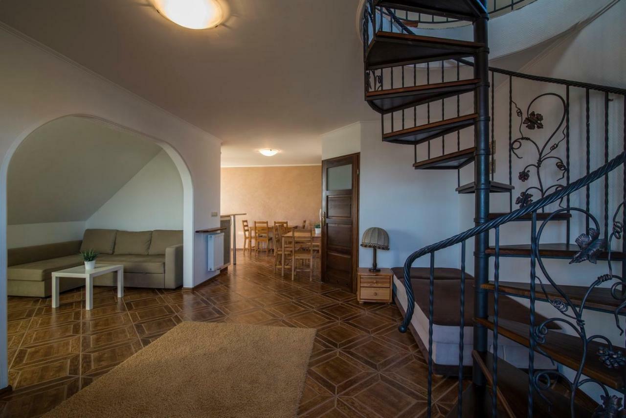 Pionow Rodzinne Apartamenty Urocza 10 Криниця-Морська Екстер'єр фото